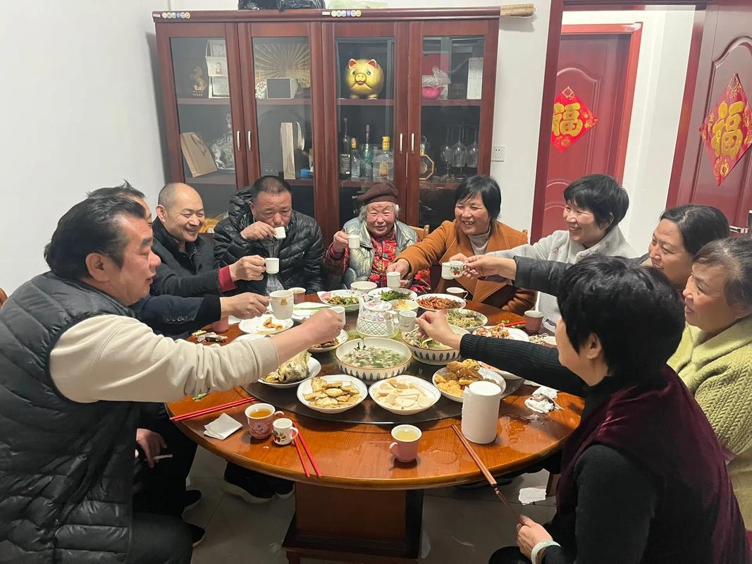 大团圆结亲情会，共享美味时刻